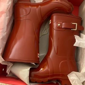 COPY - Hunter short boots in the color red. Brand new with box